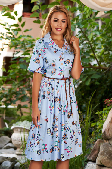 Rochie albastru-deschis de zi midi in clos cu maneci scurte cu guler si imprimeu floral