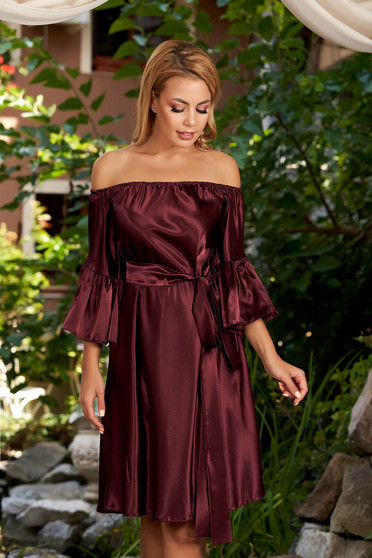 Rochie StarShinerS visinie scurta de zi cu croi larg din satin pe umeri cu maneci clopot si cordon detasabil