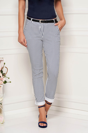 Pantaloni SunShine albi casual lungi conici cu buzunare in fata cu dungi si accesoriu tip curea
