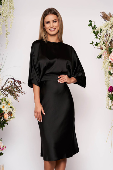 Rochie neagra eleganta midi de ocazie in clos din satin cu spatele decupat si maneci largi