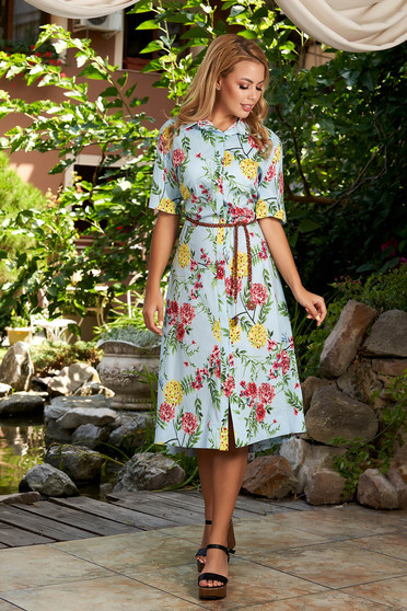 Rochie albastra-deschis de zi midi in clos cu maneci scurte cu guler si buzunare cu imprimeu floral