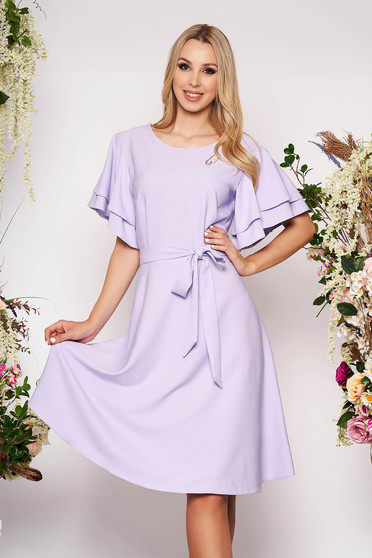 Rochie lila de zi in clos cu maneci tip fluture cu decolteu rotunjit accesorizata cu brosa