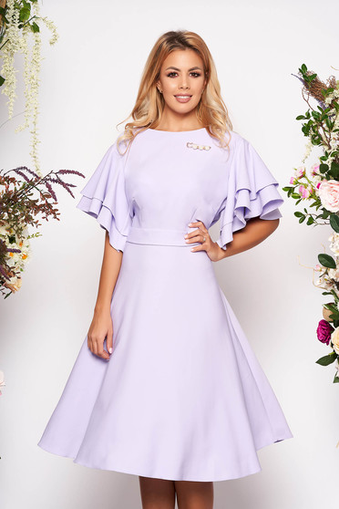 Rochie lila de zi in clos cu maneci tip fluture cu decolteu rotunjit accesorizata cu brosa