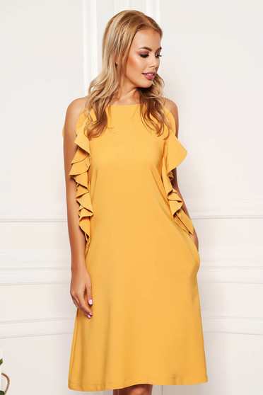 Rochie LaDonna mustarie scurta de zi cu croi in a cu buzunare cu volanase si decolteu rotunjit