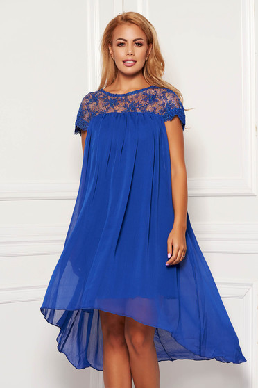 Rochie PrettyGirl albastra eleganta scurta asimetrica din voal cu croi larg cu maneci scurte decolteu la baza gatului