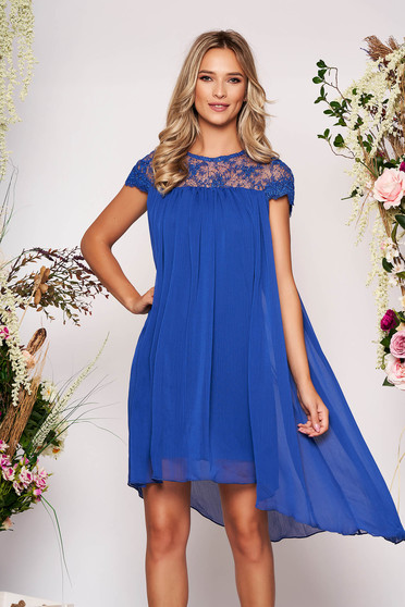 Rochie PrettyGirl albastra eleganta scurta asimetrica din voal cu croi larg cu maneci scurte decolteu la baza gatului
