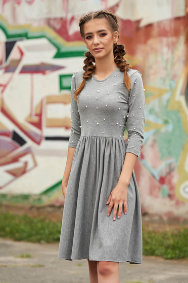 Rochie StarShinerS gri scurta de zi in clos cu aplicatii cu perle si decolteu rotunjit