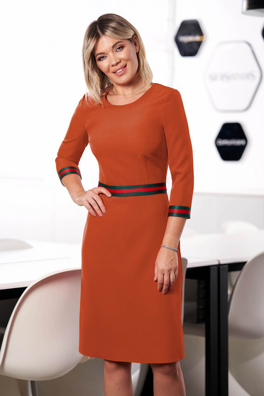 Rochie StarShinerS maro midi office cu croi in a din stofa cu maneci trei-sferturi decolteu la baza gatului