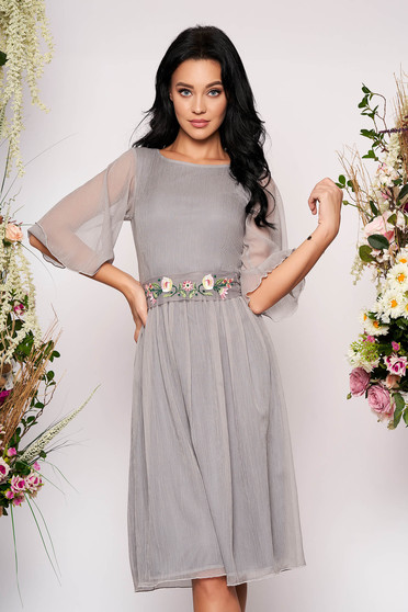 Rochie StarShinerS gri midi de ocazie in clos din voal cu maneci trei-sferturi transparente cu cordon detasabil