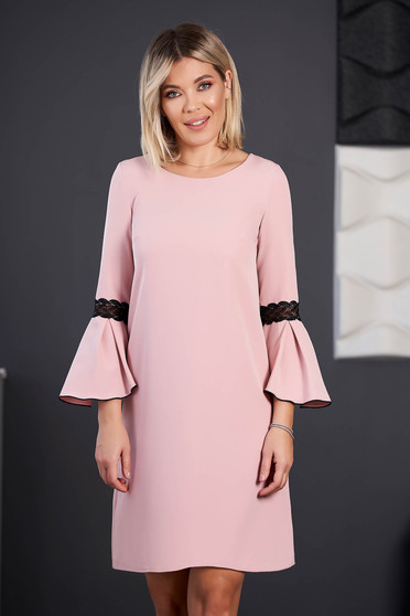 Rochie StarShinerS roz deschis scurta eleganta din stofa cu decolteu la baza gatului cu maneci trei-sferturi tip clopot si insertii de broderie