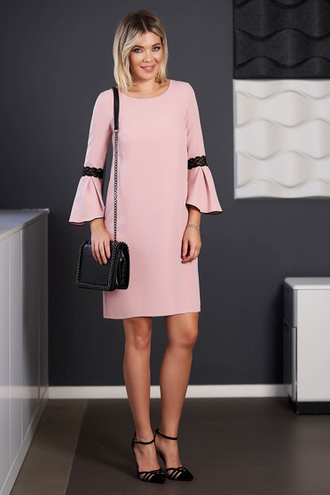 Rochie StarShinerS roz deschis scurta eleganta din stofa cu decolteu la baza gatului cu maneci trei-sferturi tip clopot si insertii de broderie
