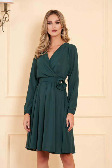 Rochie StarShinerS verde midi de ocazie in clos din material vaporos cu elastic in talie cu maneci lungi si decolteu petrecut