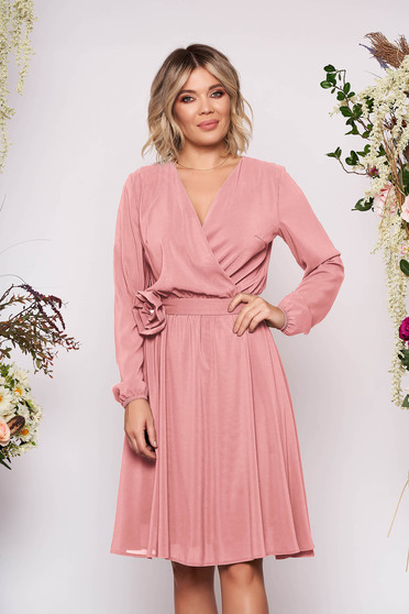 Rochie StarShinerS roz prafuit midi de ocazie in clos din material vaporos cu elastic in talie cu maneci lungi si decolteu petrecut