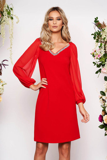 Rochie StarShinerS rosie scurta de ocazie cu un croi drept din scuba elastica cu maneci din voal cu decolteu in v accesorizata cu pietre stras
