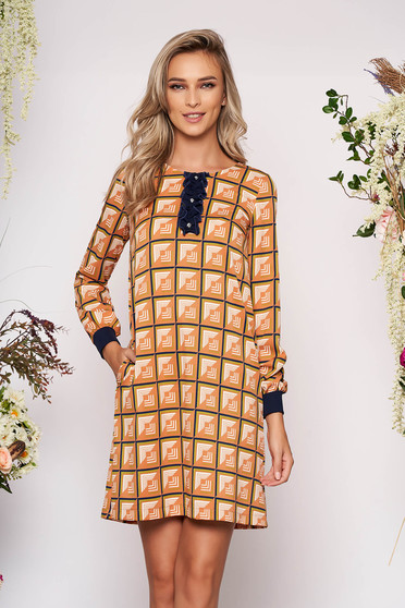 Rochie StarShinerS maro eleganta scurta cu un croi drept cu buzunare cu maneci lungi cu decolteu rotunjit cu imprimeuri grafice