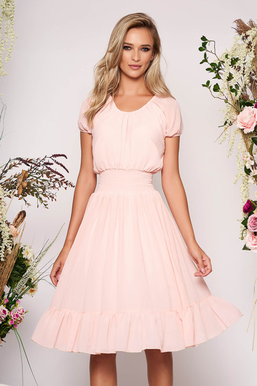 Rochie roz deschis midi de zi in clos din voal cu banda elastica in talie si maneci prinse in elastic