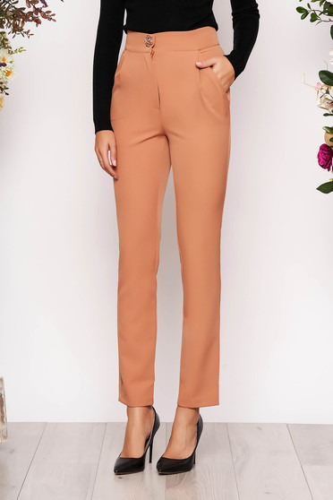 Pantaloni PrettyGirl cappuccino eleganti din stofa usor elastica cu un croi drept si buzunare