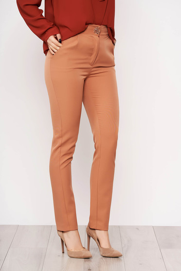 Pantaloni PrettyGirl cappuccino eleganti din stofa usor elastica cu un croi drept si buzunare