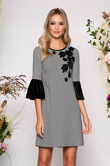 Rochie LaDonna neagra eleganta in carouri cu croi in a cu maneci trei-sferturi tip clopot si decolteu rotunjit