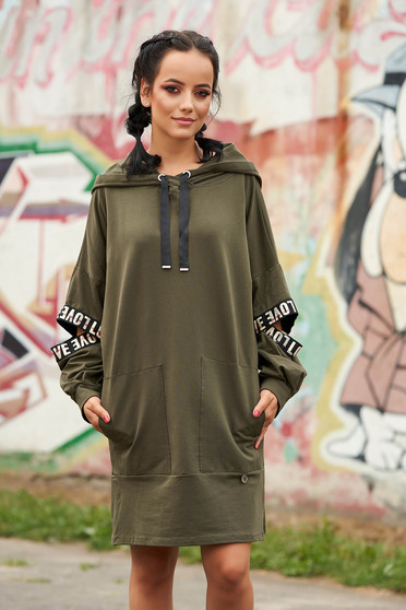 Rochie khaki casual cu croi larg scurta din bumbac cu gluga si buzunare