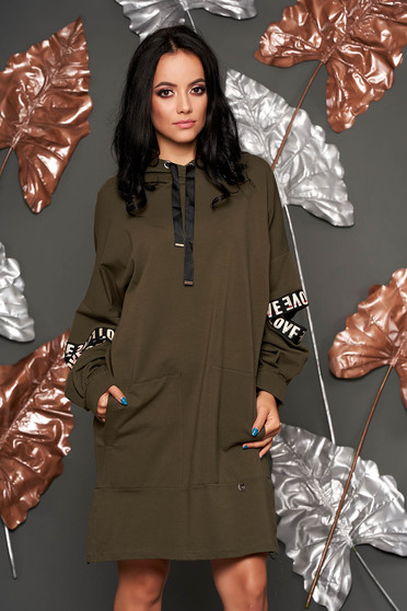 Rochie khaki casual cu croi larg scurta din bumbac cu gluga si buzunare