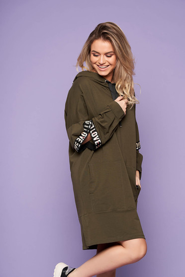 Rochie khaki casual cu croi larg scurta din bumbac cu gluga si buzunare