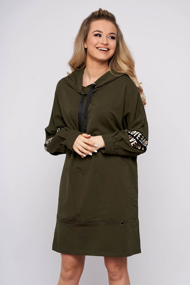 Rochie khaki casual cu croi larg scurta din bumbac cu gluga si buzunare