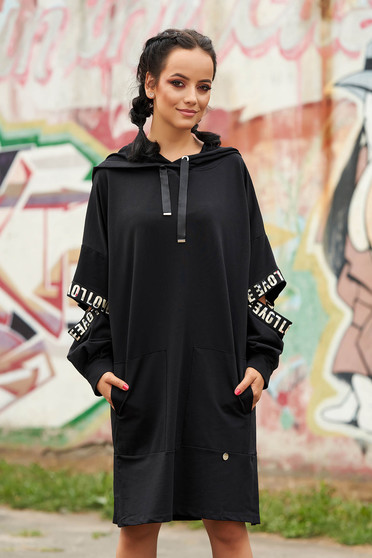 Rochie neagra casual cu croi larg scurta din bumbac cu gluga si buzunare