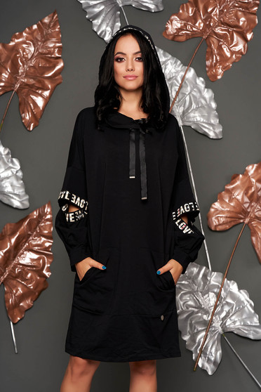 Rochie neagra casual cu croi larg scurta din bumbac cu gluga si buzunare