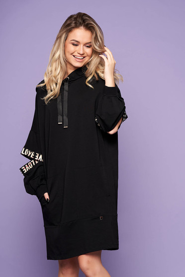 Rochie neagra casual cu croi larg scurta din bumbac cu gluga si buzunare