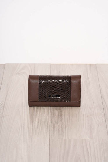Portofel maro-inchis snake print cu mai multe compartimente si inchidere cu capsa magnetica