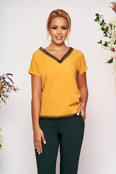 Bluza dama mustarie eleganta scurta cu croi larg cu decolteu in v si aplicatii de dantela