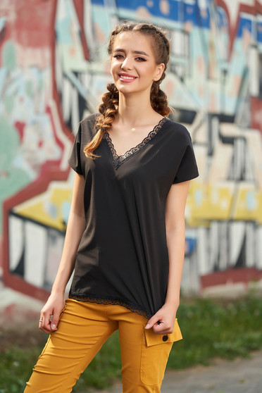 Bluza dama neagra eleganta scurta cu croi larg cu decolteu in v si aplicatii de dantela