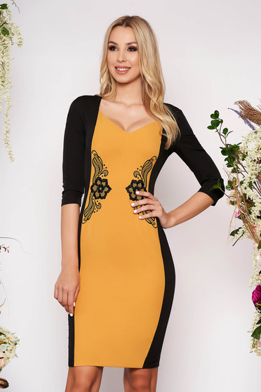 Rochie StarShinerS mustarie midi eleganta tip creion din stofa cu decolteu adanc cu maneci trei-sferturi fara captuseala cu slit la spate
