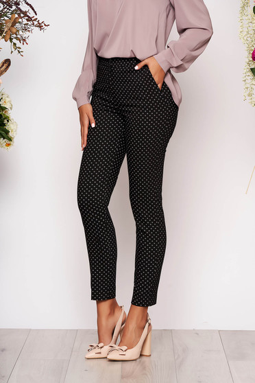 Pantaloni negri eleganti conici cu talie medie din stofa subtire cu buzunare in fata si imprimeuri grafice