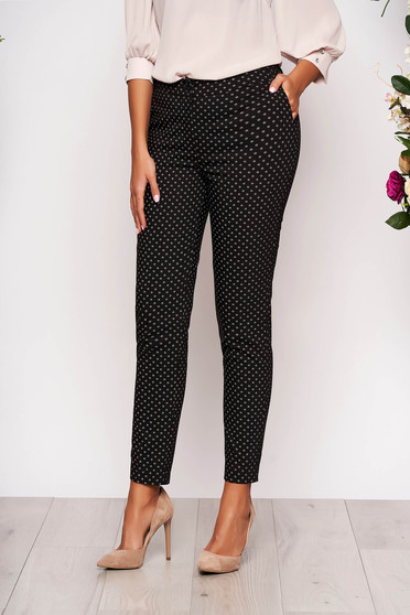 Pantaloni negri eleganti conici cu talie medie din stofa subtire cu buzunare in fata si imprimeuri grafice