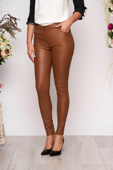Pantaloni maro cerati casual conici cu talie medie si inchidere cu fermoar