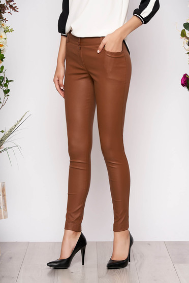 Pantaloni maro cerati casual conici cu talie medie si inchidere cu fermoar