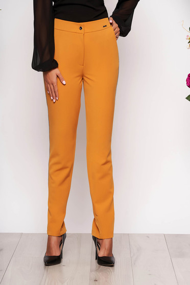 Pantaloni mustarii conici eleganti din stofa cu elastic in talie cu buzunare si aplicatii metalice