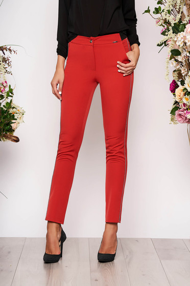 Pantaloni corai conici eleganti din stofa cu elastic in talie cu buzunare si aplicatii metalice