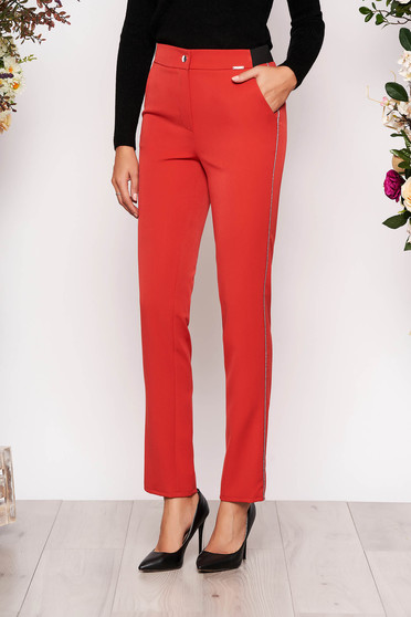 Pantaloni corai conici eleganti din stofa cu elastic in talie cu buzunare si aplicatii metalice