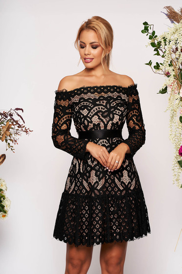 Rochie neagra scurta de ocazie in clos din dantela cu maneca lunga umeri goi captusita pe interior