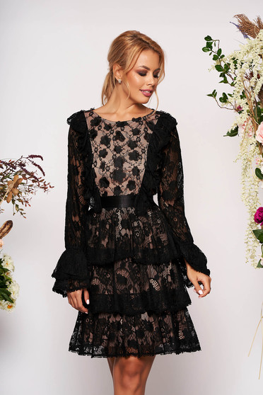Rochie crem scurta de ocazie din dantela in clos cu maneci lungi tip clopot si decolteu la baza gatului