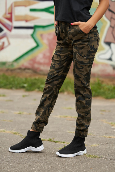 Pantaloni SunShine verde inchis casual din bumbac cu talie medie cu imprimeu camuflaj si accesorizati cu lant metalic