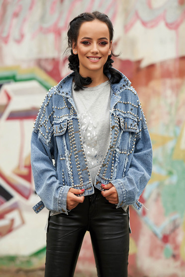 Geaca albastra scurta casual din denim cu croi larg cu buzunare in fata si aplicatii cu tinte