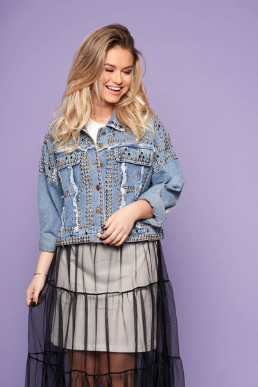 Geaca albastra scurta casual din denim cu croi larg cu buzunare in fata si aplicatii cu tinte