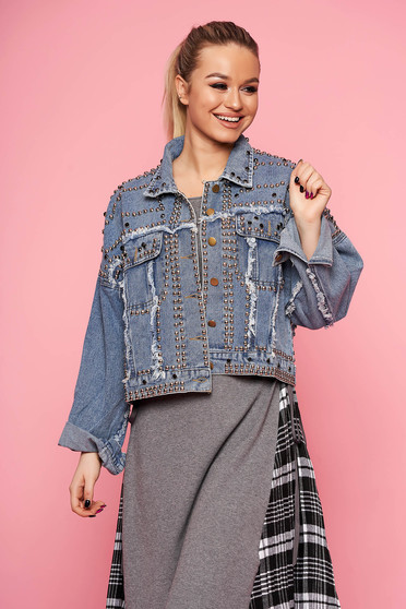Geaca albastra scurta casual din denim cu croi larg cu buzunare in fata si aplicatii cu tinte