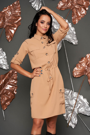 Rochie crem scurta casual cu croi larg cu buzunare cu snur in talie si inchidere cu nasturi