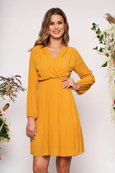 Rochie SunShine mustarie scurta eleganta plisata in clos din voal cu decolteu petrecut in v