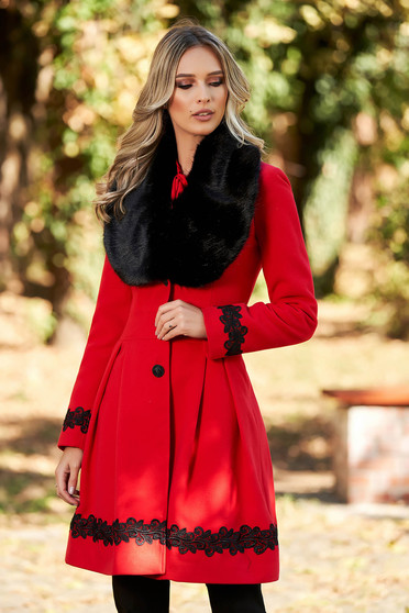Palton LaDonna rosu elegant lung in clos cu guler din blana ecologica si inchidere cu nasturi
